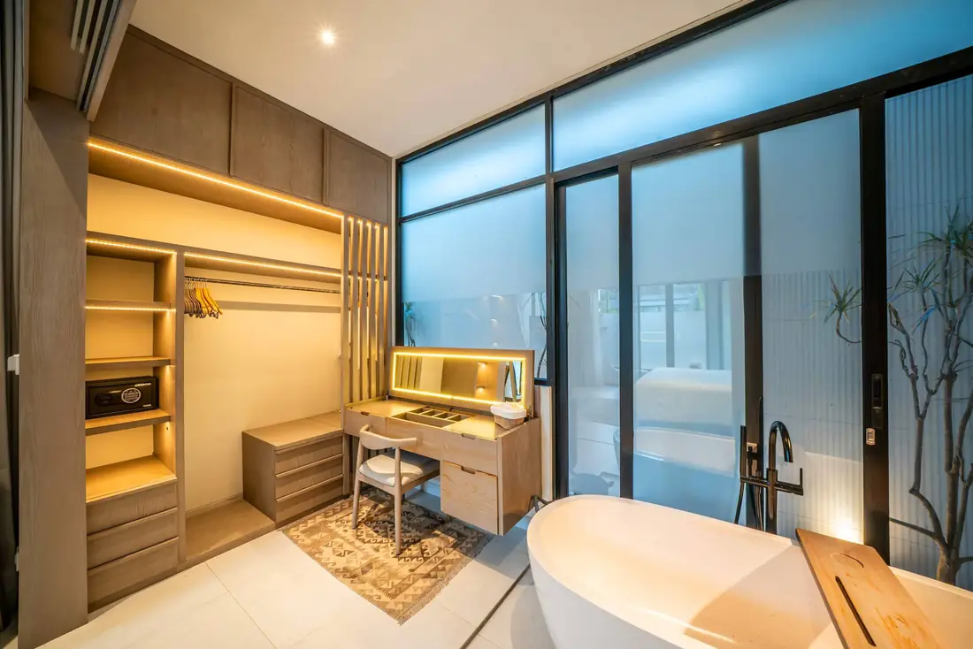 Dressing area and tub