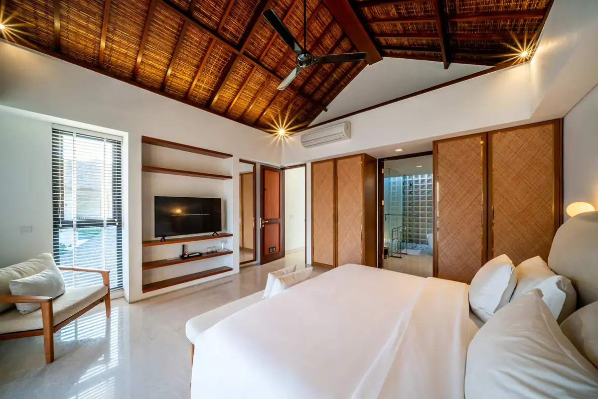 Javine bedroom facing the pool